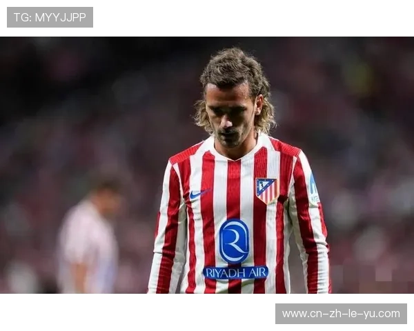 终场哨响，佛罗伦萨球员相拥而泣庆祝赛季首胜